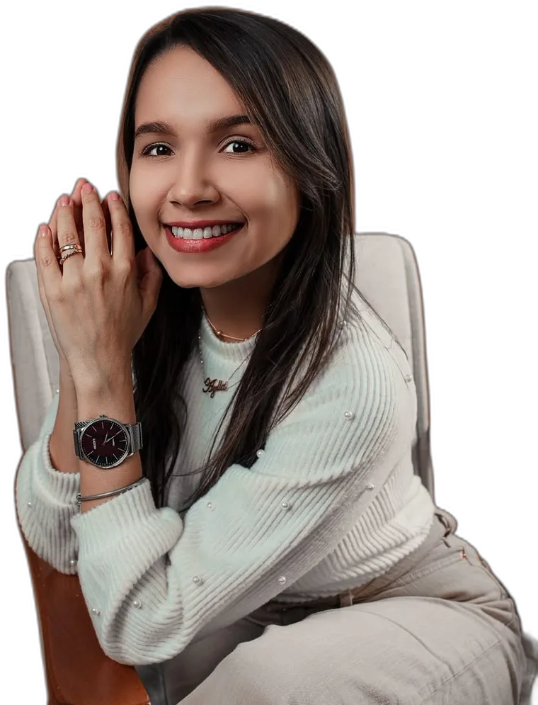 Psicóloga Aylla Cunha Feitosa, sorrindo, sentada em uma poltrona.